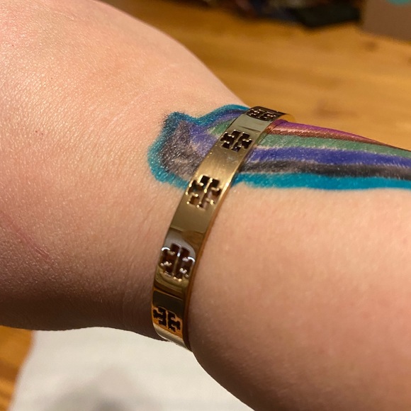 Tory Burch Pierced T Bangle - Picture 3 of 7